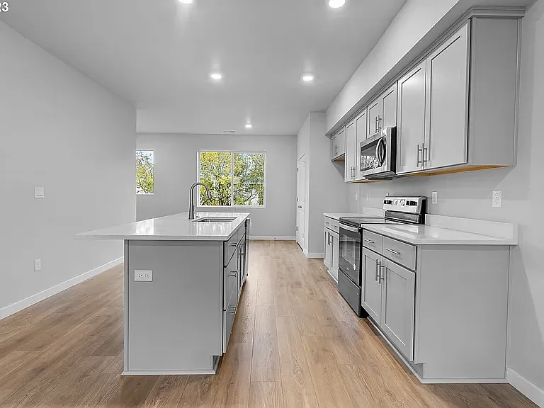 1436 N Steiwer Ln — Photo 3