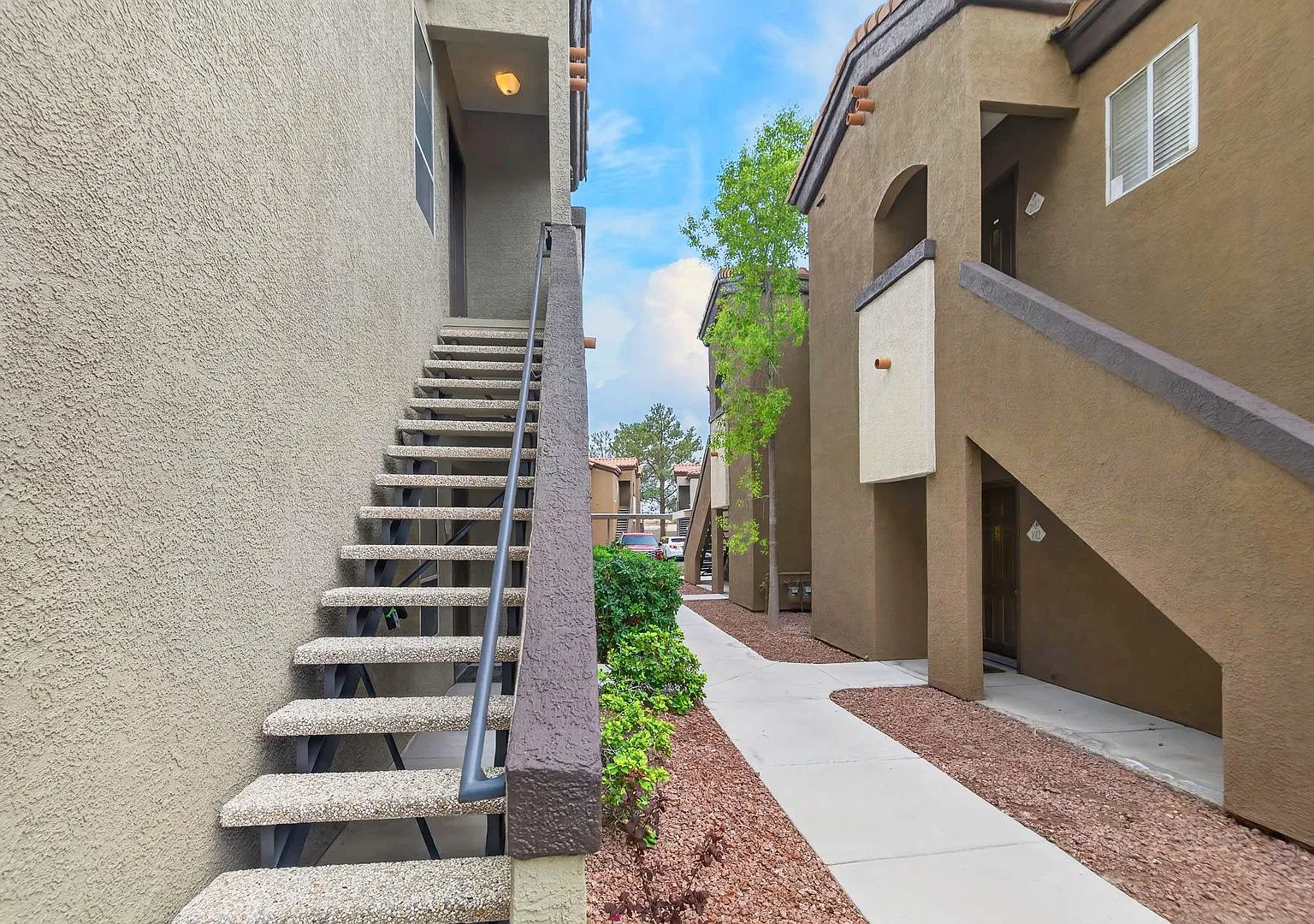 Immaculate 3-Bedroom 2-Bath Upstairs Condo In Guard-Gated Sedona Condos — Photo 3
