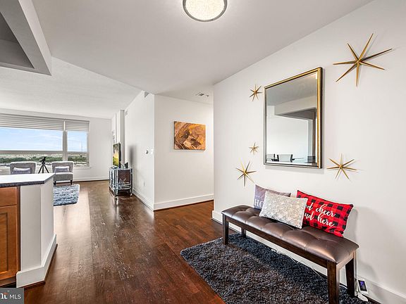 4th image of 717 S Columbus Blvd Unit 912