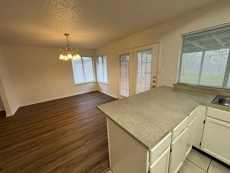 2514 Livingston Ln — Photo 11