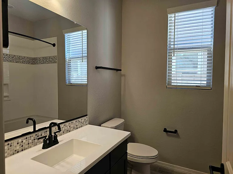 Downstairs bathroom with shower/tub