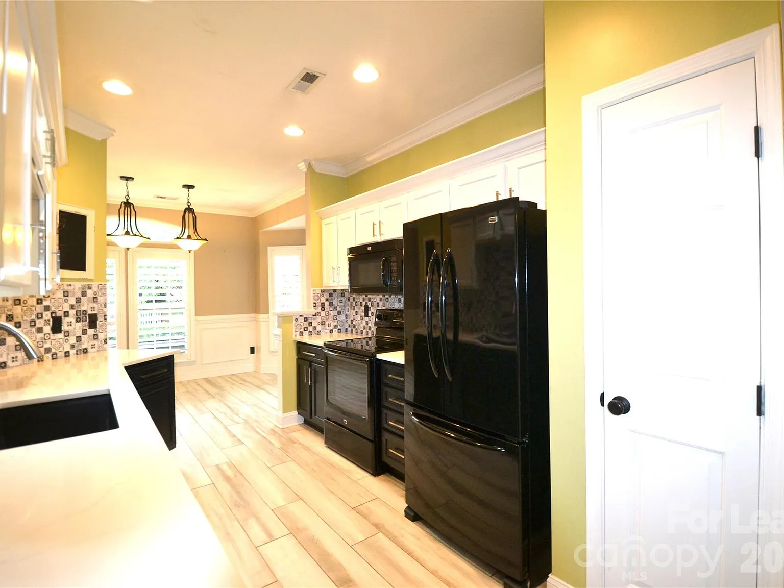 2 bed, 2.5 bath, 1450 sqft, $2,050 — Photo 3