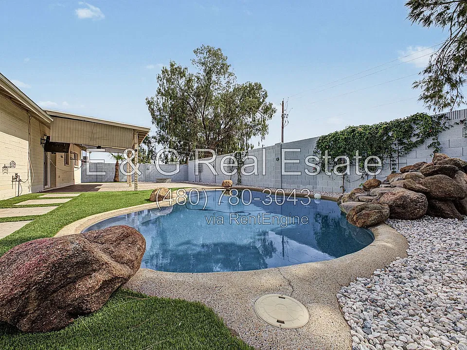915 W Diamond Dr