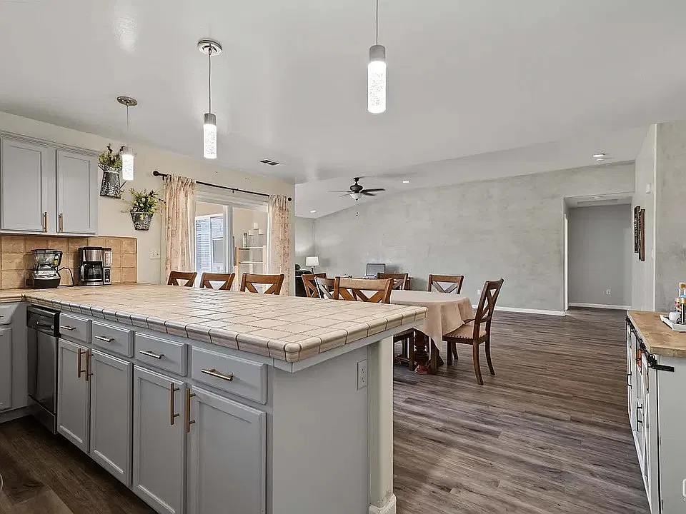 4 bed, 1661 sqft, $2,600 — Photo 4