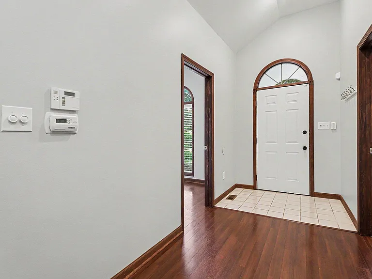 418 Austin Ave — Photo 4