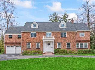 81 Station Rd, Great Neck, NY 11023