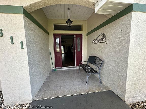 4th image of 611 Entrada Ave
