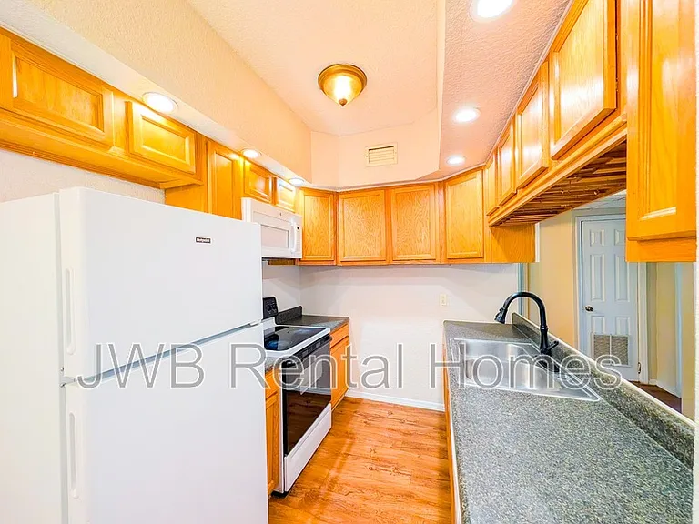 5968 Oaklane Dr — Photo 2