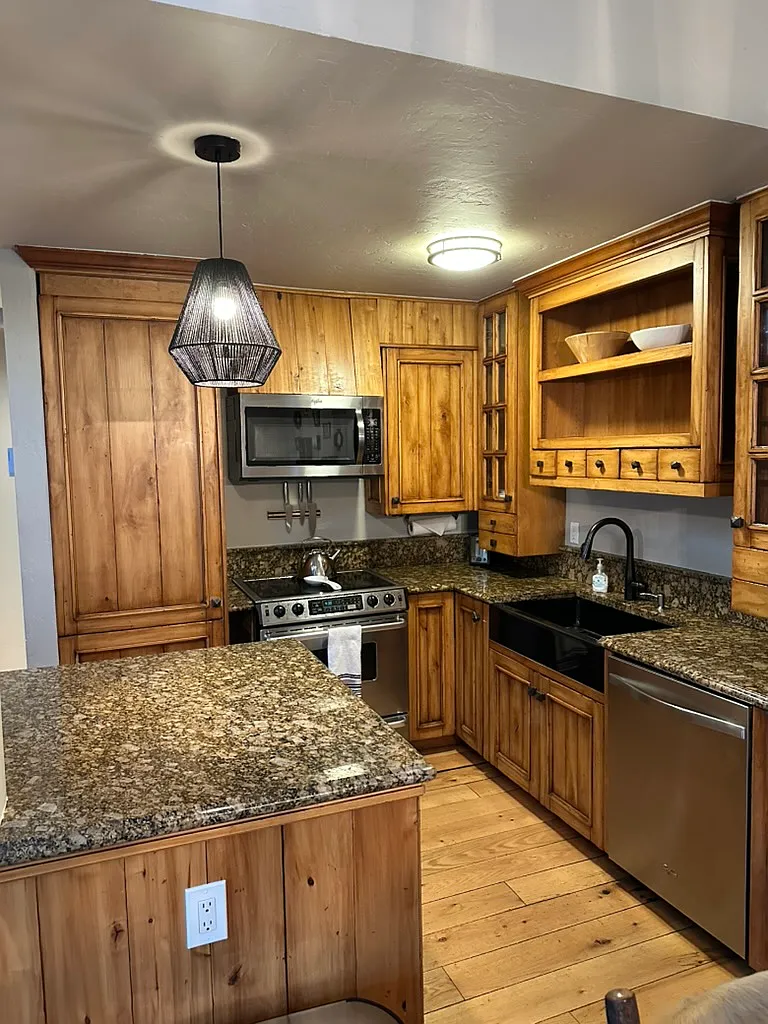 3 bed, 1300 sqft, $5,500 — Photo 3