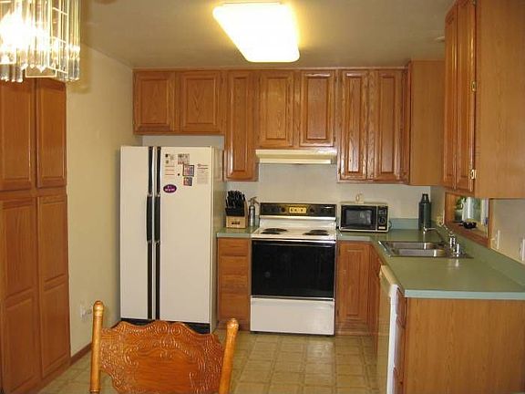 Kitchen w/built-in Pantry