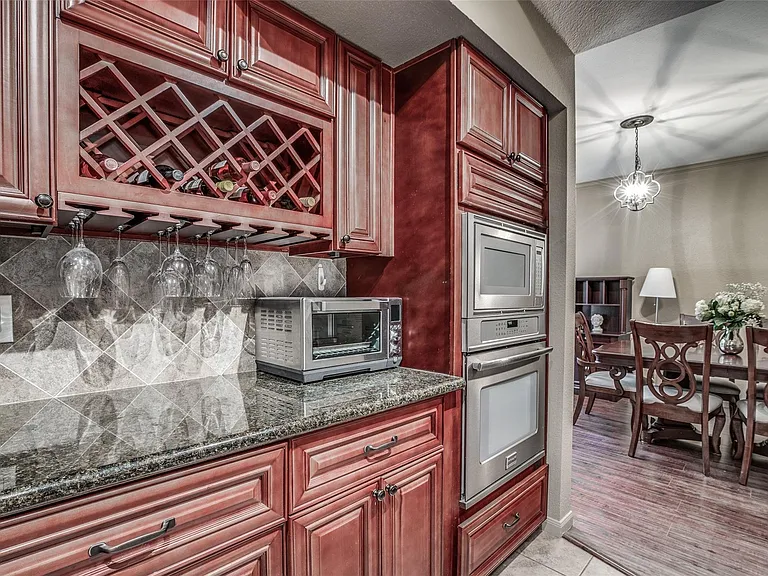 246 Litchfield Ln — Photo 6