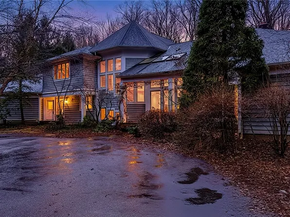 90 Easton Ln, Moreland Hills, OH 44022