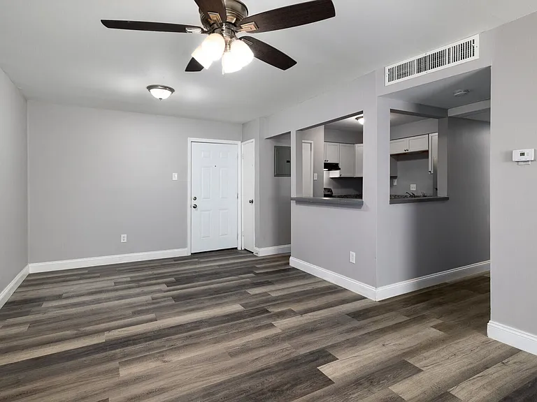Versailles Apartments — Photo 8