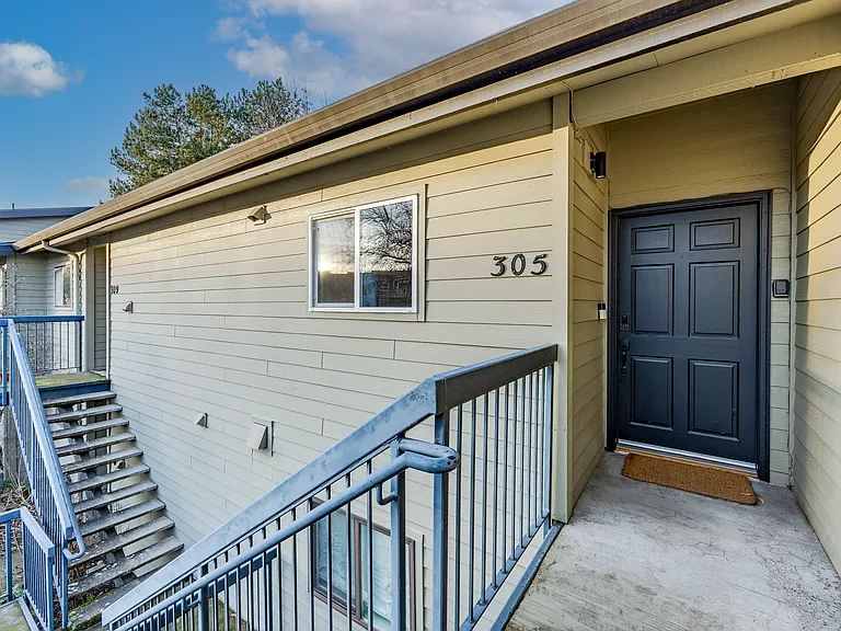 305 Country Club Rd — Photo 3