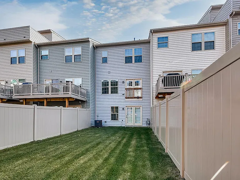5816 Rochefort St — Photo 24