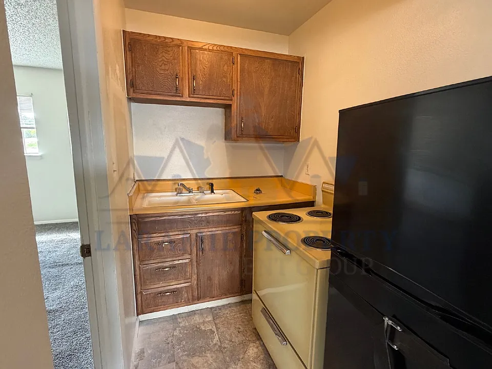 702 Downey St #9
