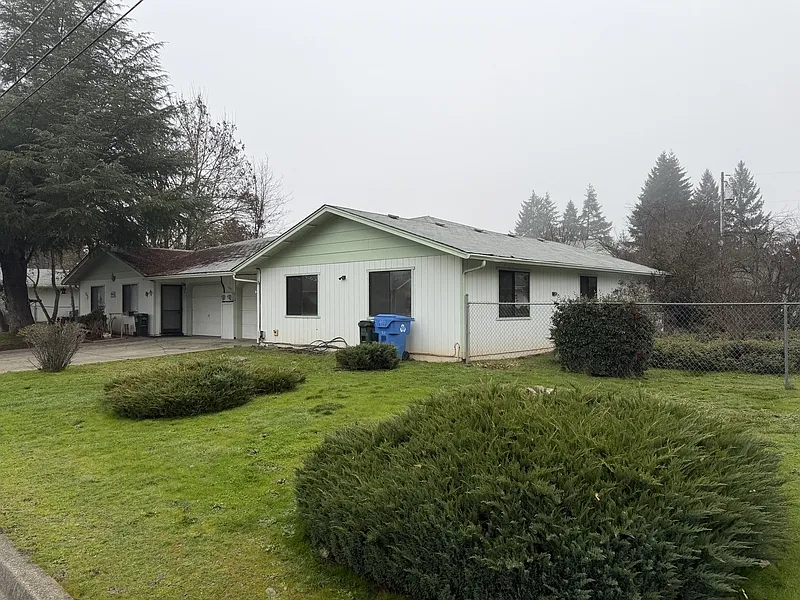 1685 Cloverlawn Dr Unit B photo 1