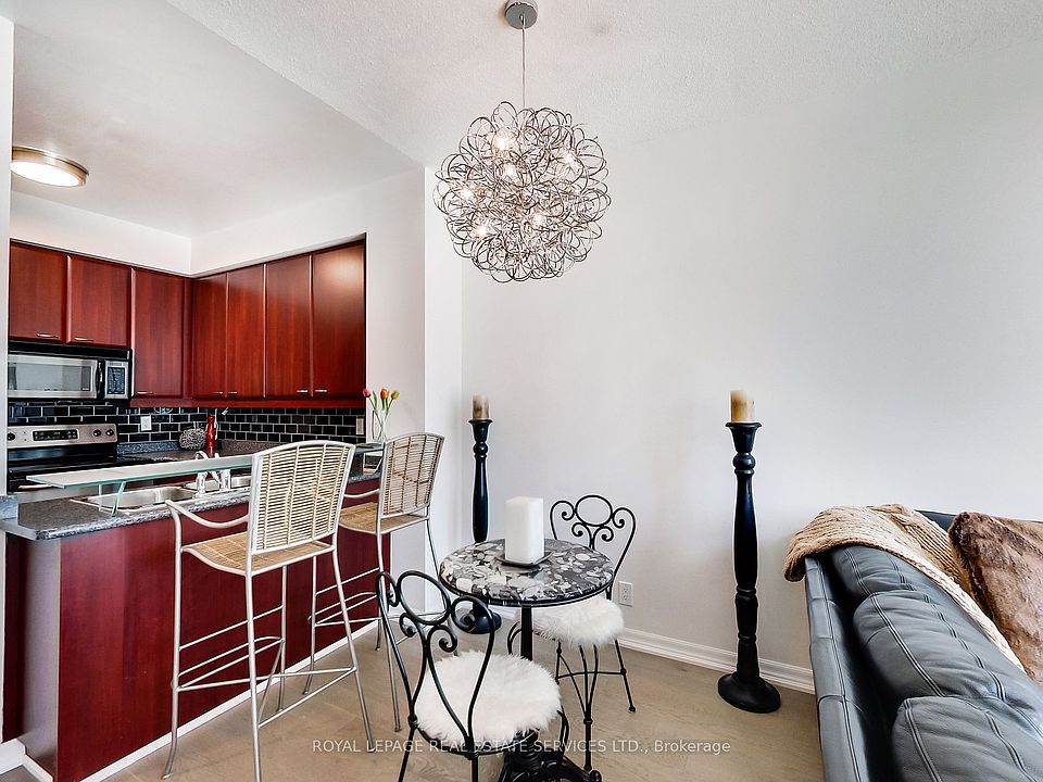 220 Burnhamthorpe Rd W Mississauga, ON, L5B4N4 Apartments for Rent