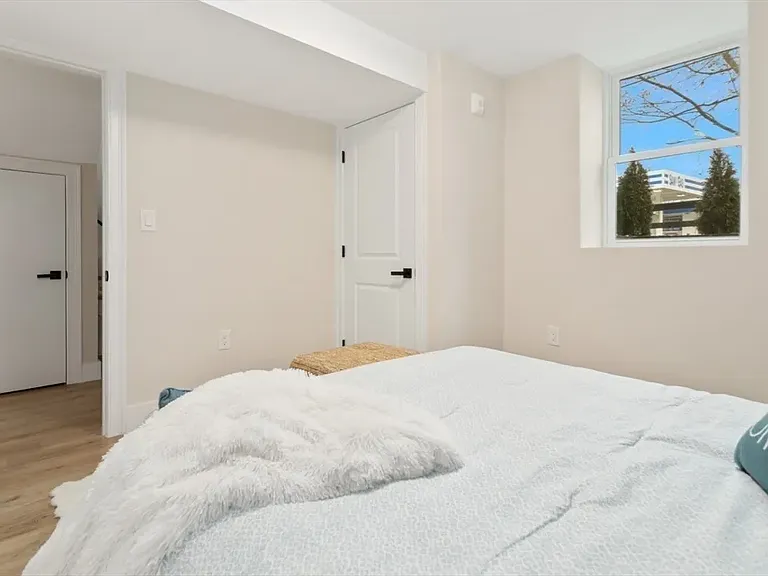 Cozy and quiet: A private bedroom with natural light and brand-new flooring_ideal for guests or roommates.