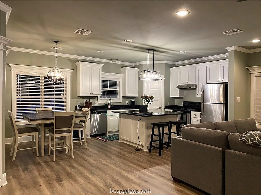 5 bed, 5.5 bath, 2224 sqft, $825 — Photo 2