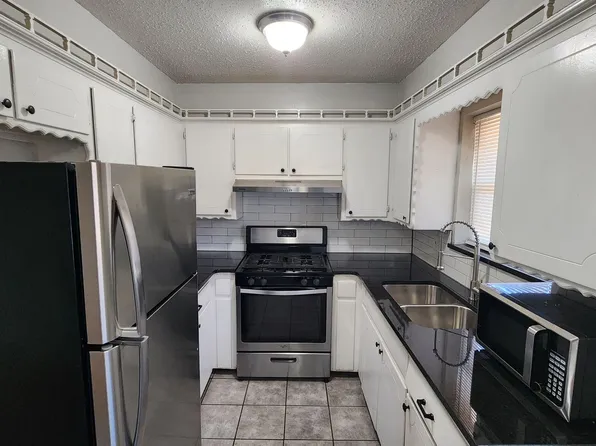 2 bedroom 1 bathroom apartment with stainless steel appliances in Edmond, OK located next to UCO ...