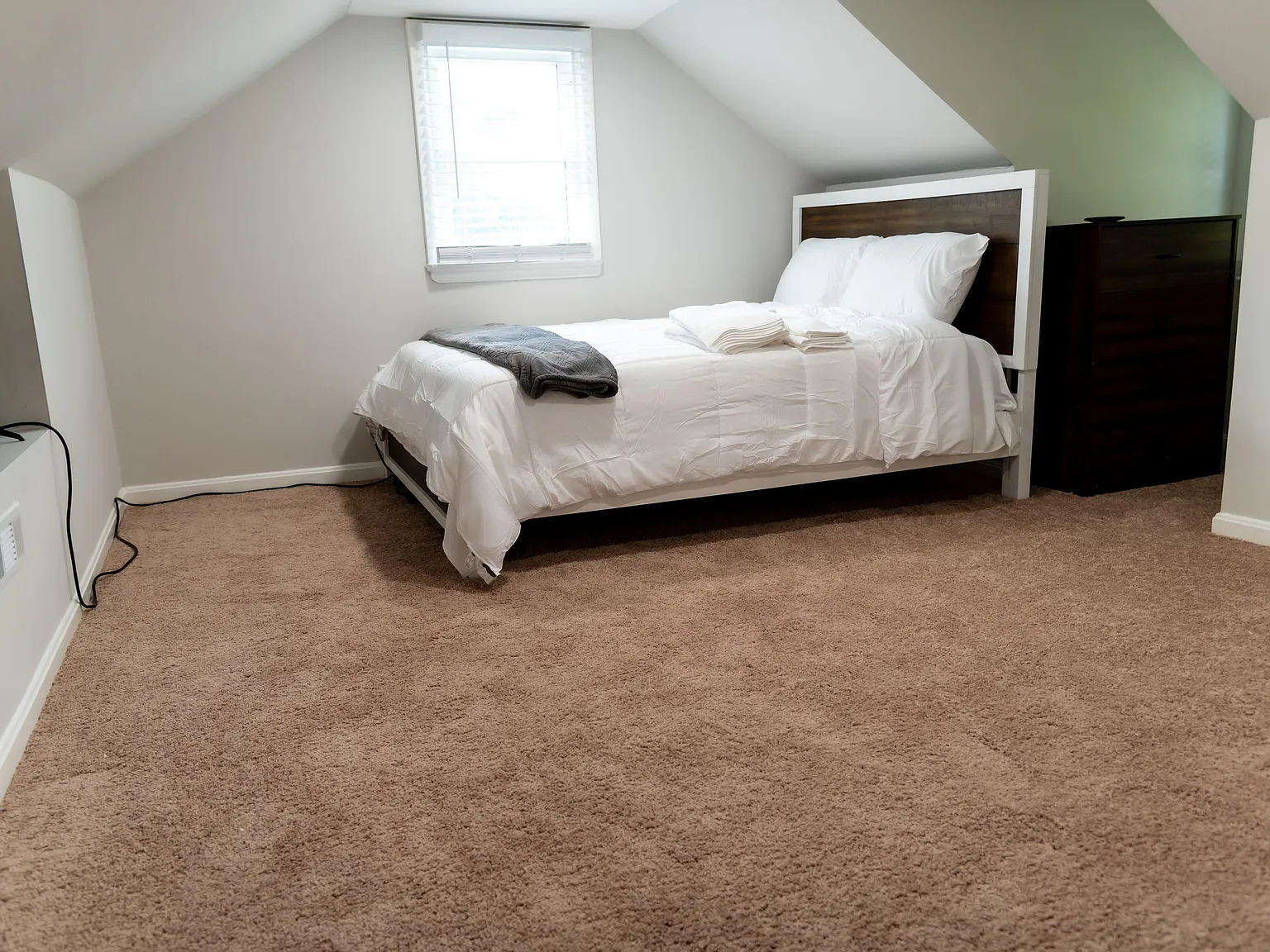 3 bed, 3.0 bath, 2400 sqft, $1,555 — Photo 2