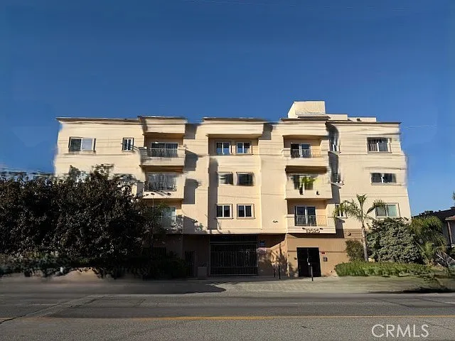 Building Photo - 13525 Vanowen St #301