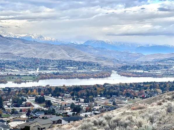 894 NE Conner Court, East Wenatchee, WA 98802