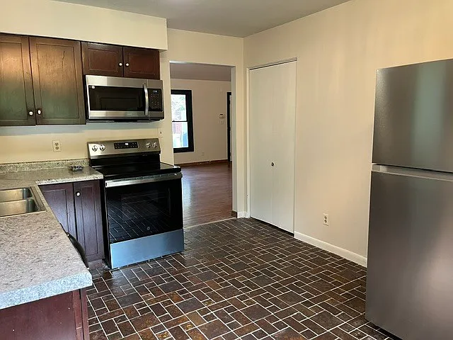 595 S River St — Photo 6