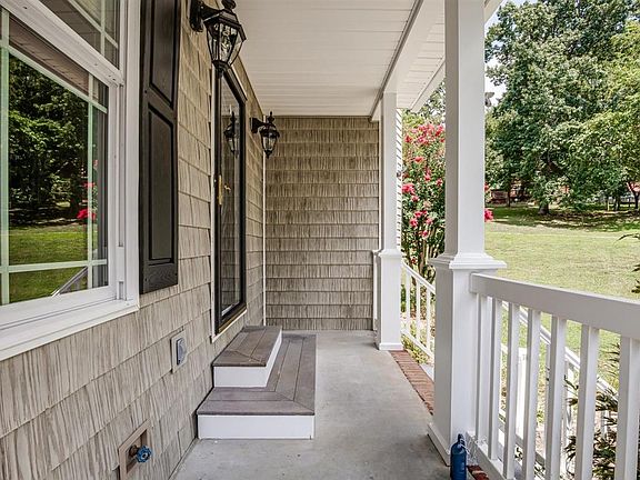 4th image of 809 Seven Oaks Dr