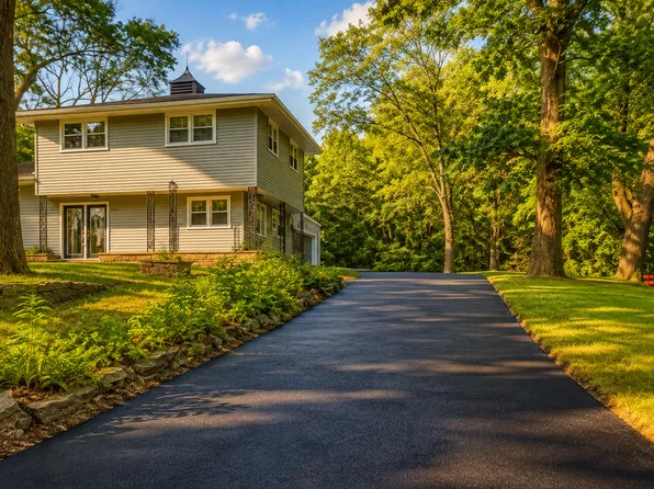 1401 Oakleaf Dr, Saint Anne, IL 60964