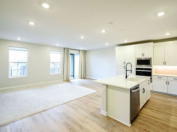 5th image of 2382 N Coyote Bend Way S