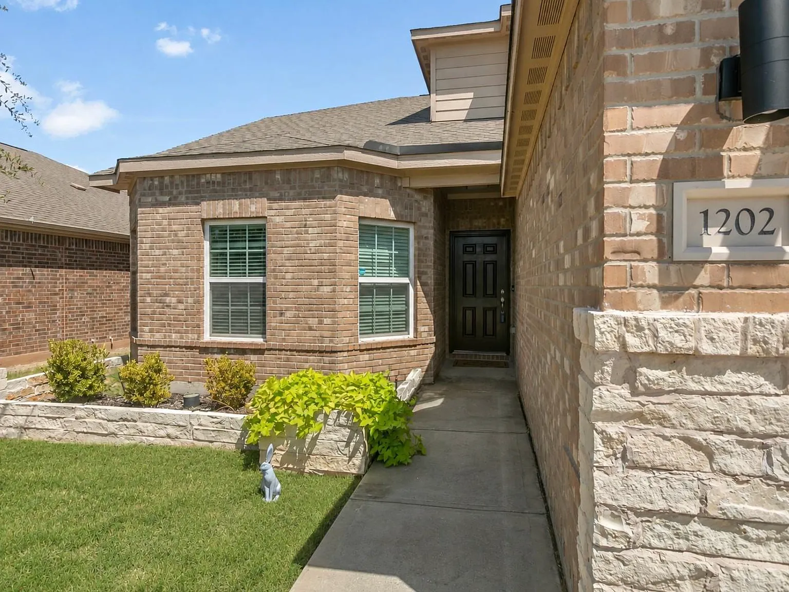 4 bed, 2.5 bath, 2168 sqft, $2,200 — Photo 2