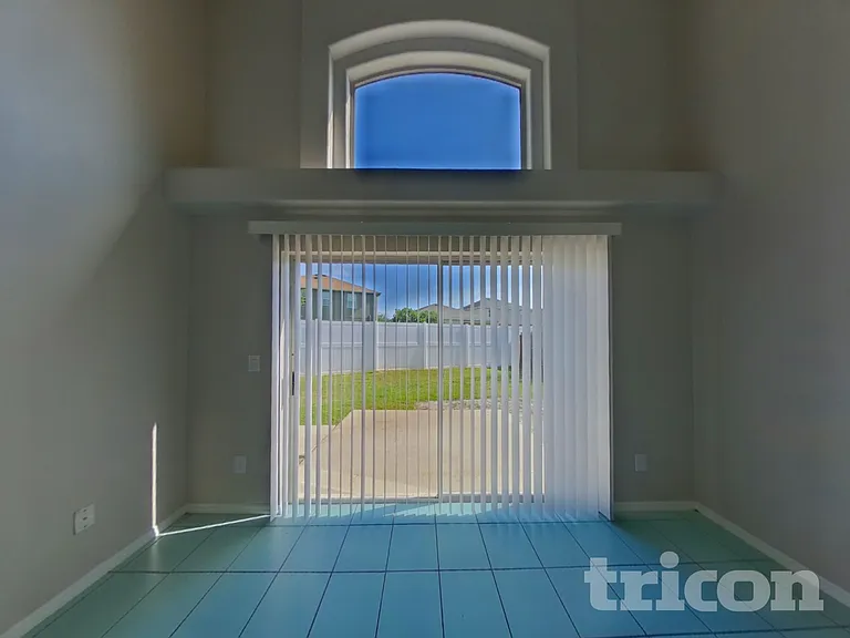 3257 Brewster Dr — Photo 2