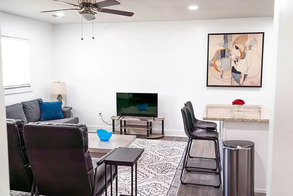4 bed, 2.0 bath, 1350 sqft, $2,000 — Photo 3