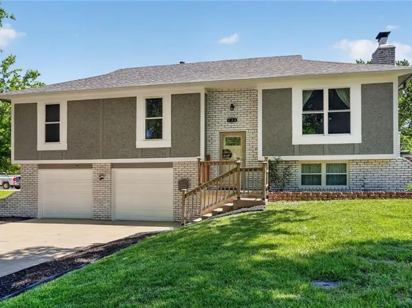 134 S 3rd Ct, Lansing, KS 66043
