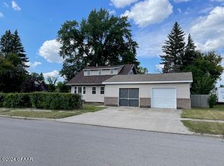 109 3rd St W, Park River, ND 58270