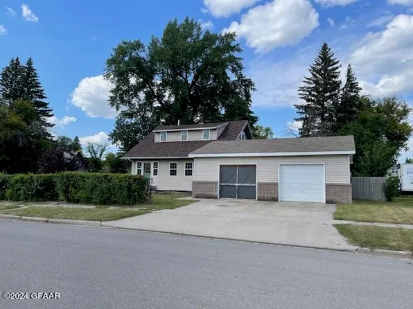 109 3rd St W, Park River, ND 58270