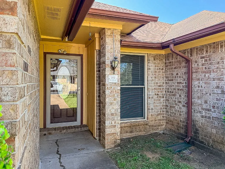 701 Daniels Dr — Photo 4