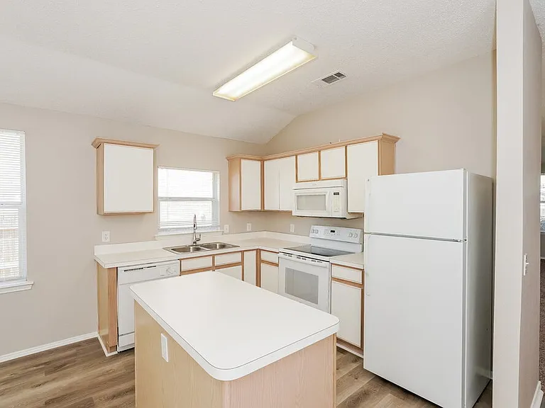 1519 Columbia Dr — Photo 7