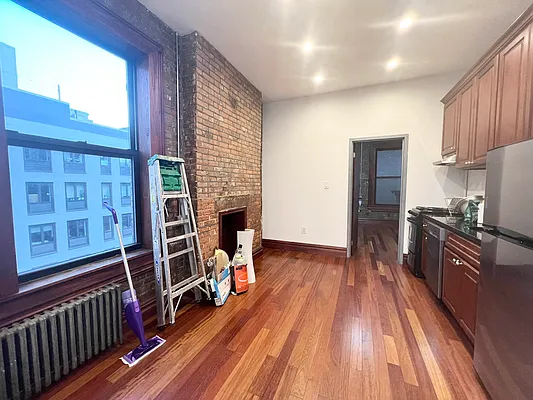 Rented by Bond New York | media 23