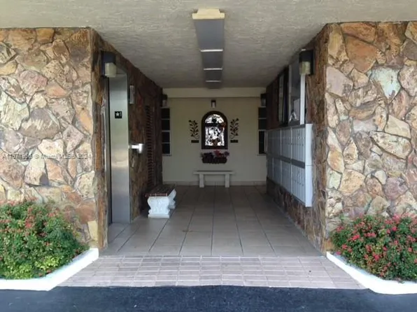 200 SE 5th Ave APT 302, Dania, FL 33004