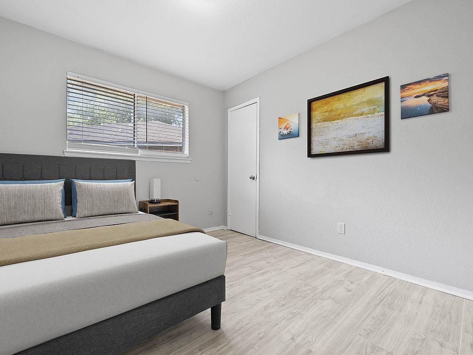 Please note that this photo has been virtually staged, not all furnishings seen will be included in your room when you arrive