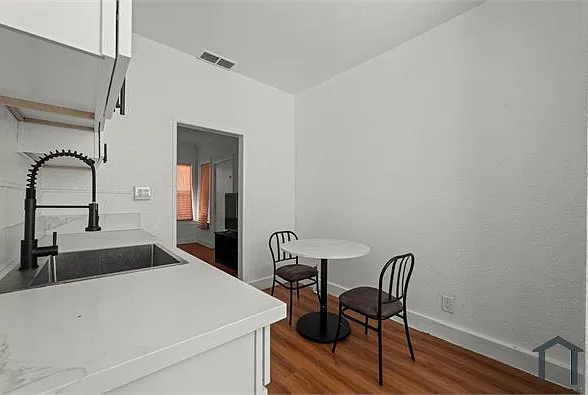 Studio, 450 sqft, $2,041 — Photo 3
