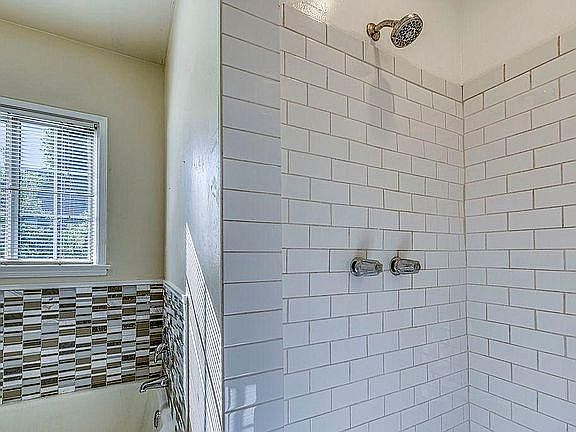 3rd image of 62255 Agnes Ave