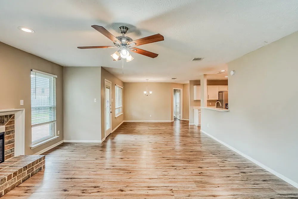 3 bed, 2.0 bath, 2160 sqft, $1,930 — Photo 4