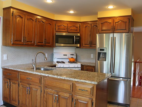 3rd image of 18 Beatrice Ln