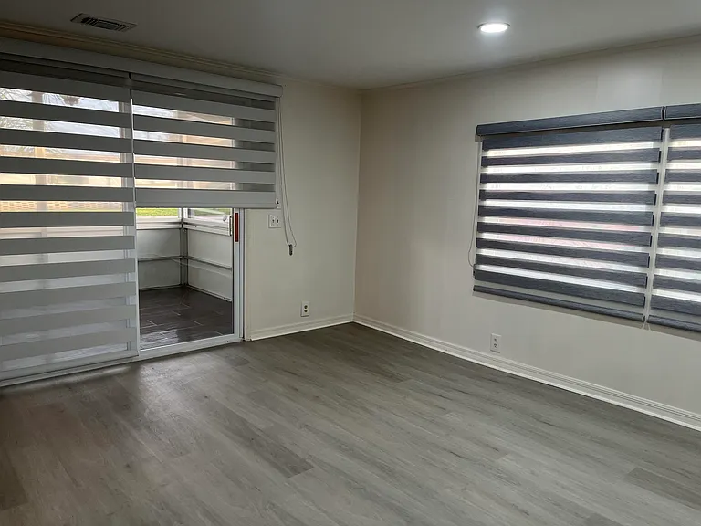 2425 Harden Blvd — Photo 2