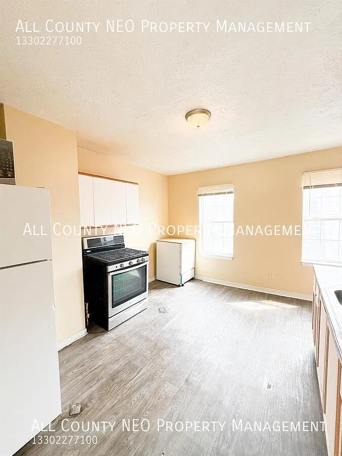 Freshly painted 2-bedroom, 1-bath home located in Brooklyn Centre — Photo 2