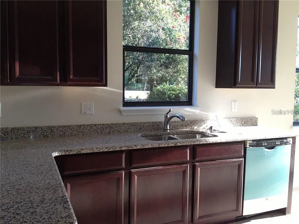 3 bed, 2.0 bath, 1631 sqft, $2,550 — Photo 2